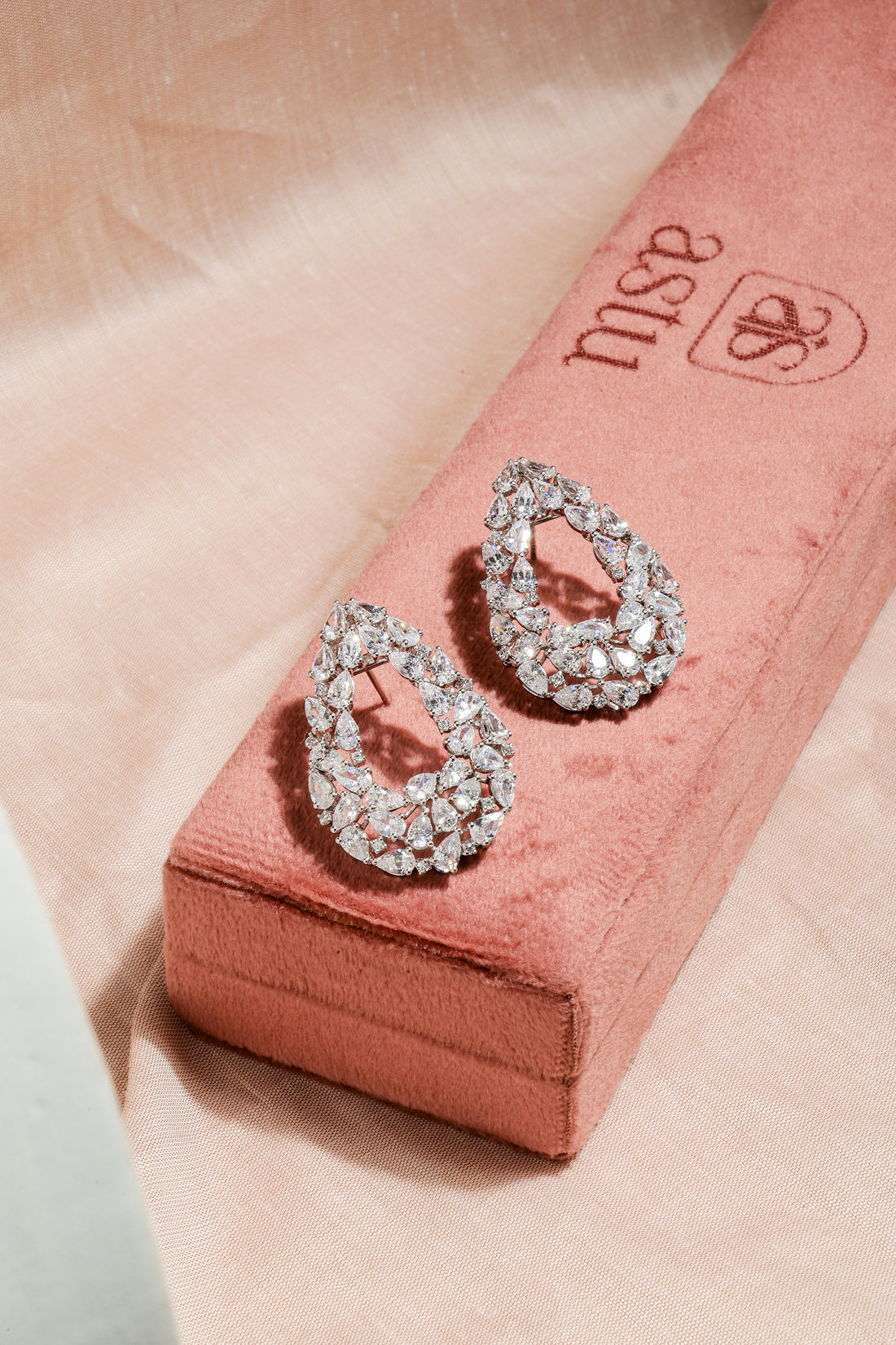 Explore 7 bespoke jewellery styles trending in 2026, from personalised gemstone designs and sculptural rings to layered necklaces and statement pieces that reflect your individuality.